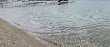 在海滩、沙滩椅、沙滩毛巾