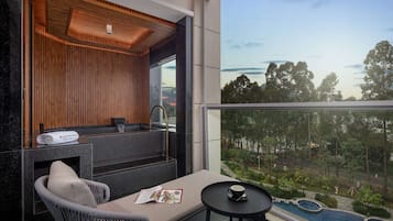 Caja de seguridad en la habitación y cortinas blackout