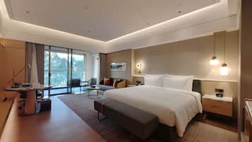 Habitación Deluxe, 1 cama King size, vista al lago (Hot Pool, Long Stay) | 1 habitación, caja de seguridad en la habitación y cortinas blackout