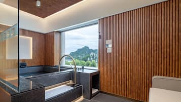 Deluxe suite, 1 kingsize bed (Hot Pool) | Badkamer | Een haardroger, badjassen, pantoffels, handdoeken