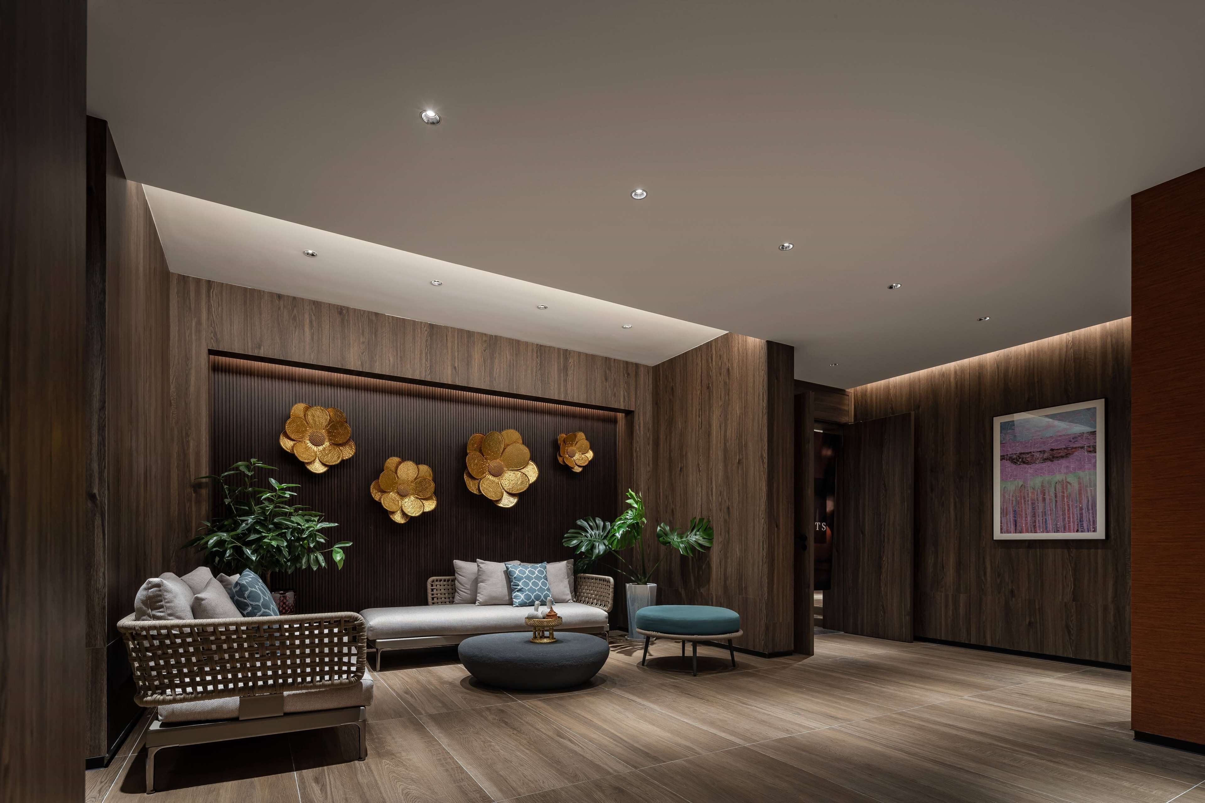 Ein modernes Interieur mit Sofa, Hocker und dekorativen Wandverkleidungen.