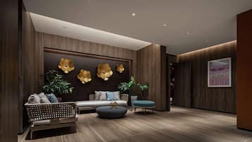 Ein modernes Interieur mit Sofa, Hocker und dekorativen Wandverkleidungen.