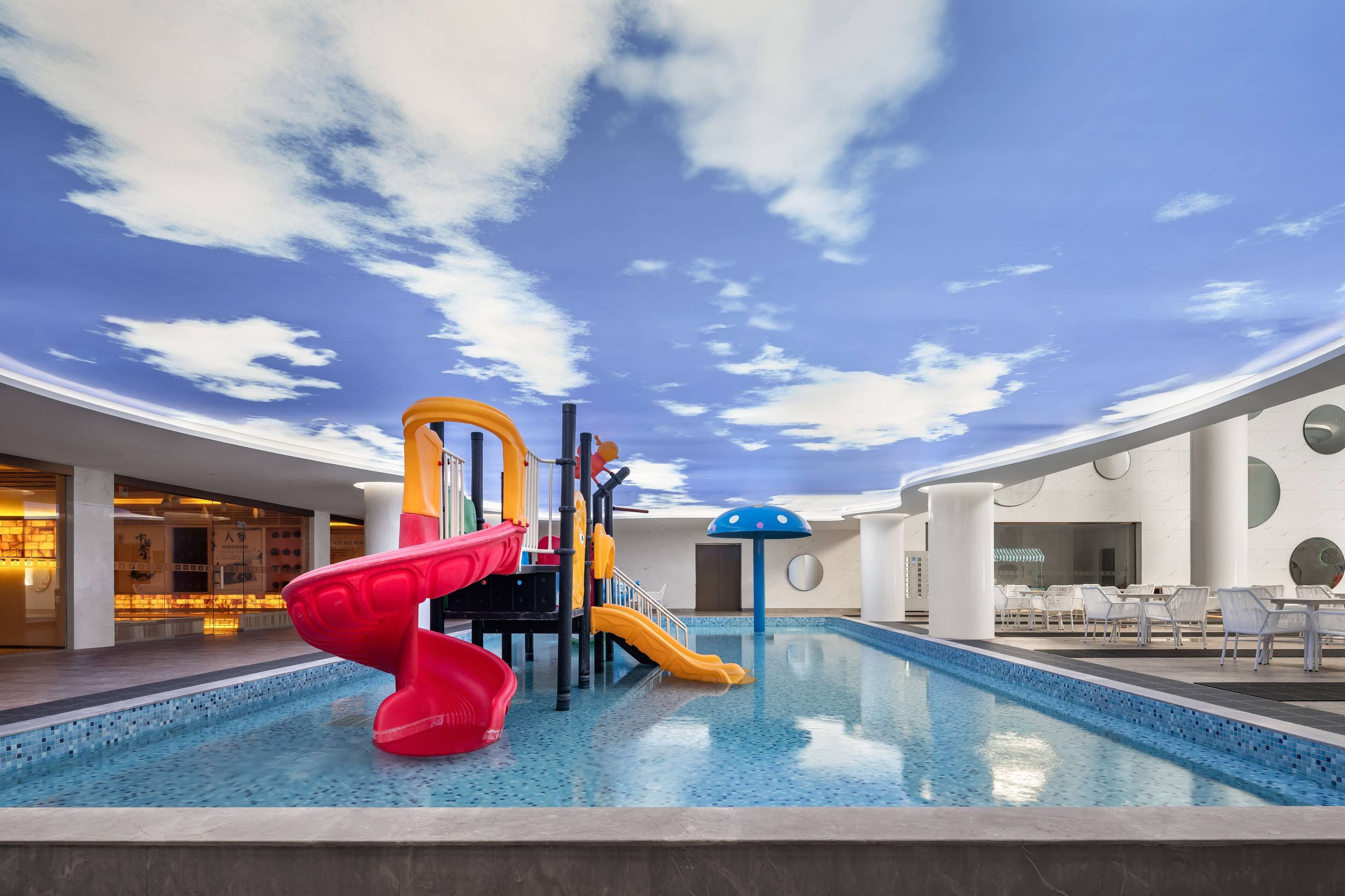 Piscina interna, funciona das 7h às 22h, espreguiçadeiras