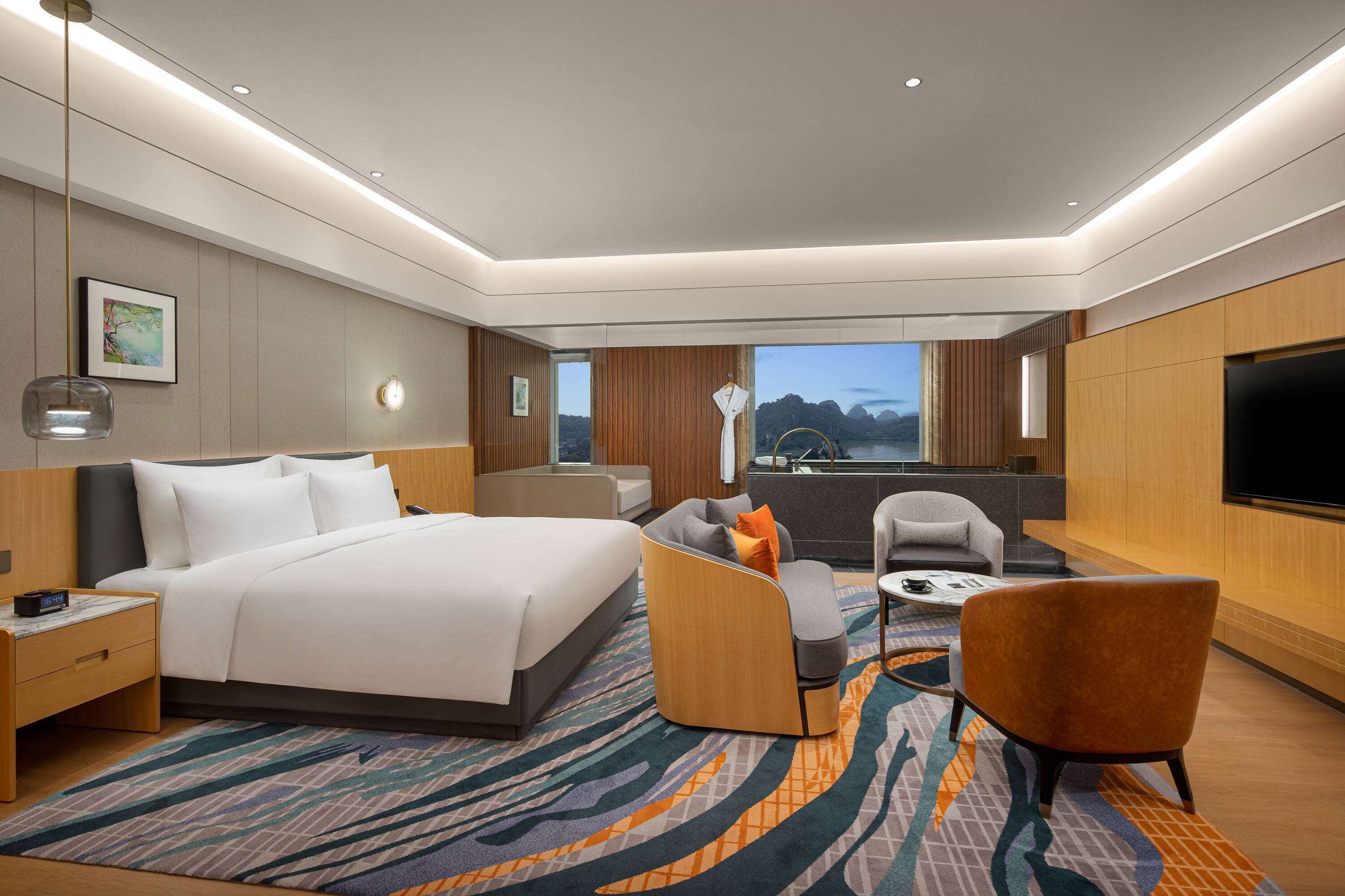 Business Hot Pool Deluxe Suite