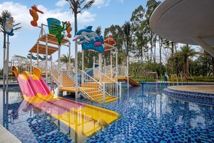 Una piscina techada, sillones reclinables de piscina