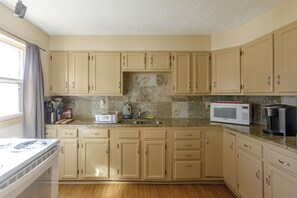 Refrigerador, microondas, horno y parrilla de estufa 