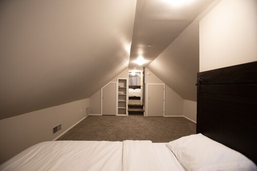 Unique Vintage Home Near the Zoo & Downtown Omaha