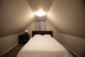 3 quartos, escrivaninha, ferros/tábuas de passar roupa
