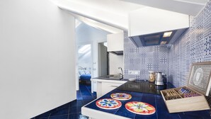 Leilighet – design | Eget kjøkken | Espressomaskin, kaffetrakter/tekoker, kjøleskap og mikrobølgeovn