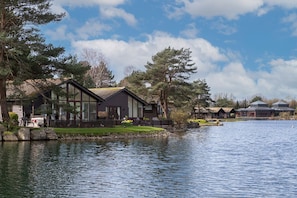 Exterior - Keer Lodge a lakeshore haven @ Pine Lake Resort (Carnforth)