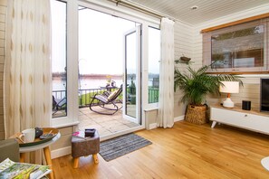 Smart TV, DVD player, video library, stereo - Keer Lodge a lakeshore haven @ Pine Lake Resort (Carnforth)