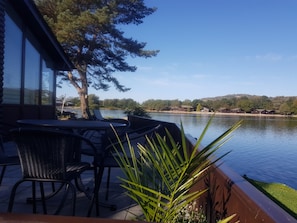 Outdoor dining - Keer Lodge a lakeshore haven @ Pine Lake Resort (Carnforth)