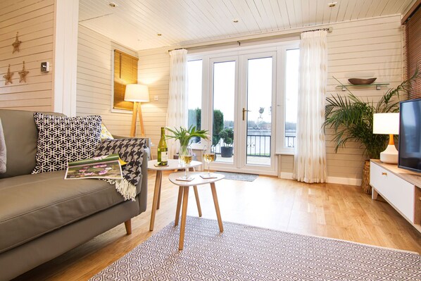 Smart TV, DVD player, video library, stereo - Keer Lodge a lakeshore haven @ Pine Lake Resort (Carnforth)