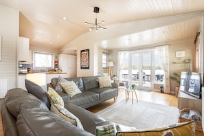 Smart TV, DVD player, video library, stereo - Keer Lodge a lakeshore haven @ Pine Lake Resort (Carnforth)