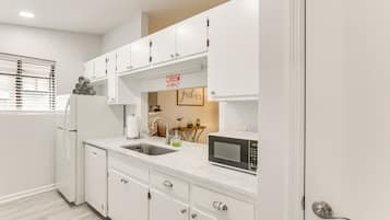 Coffee/tea maker, fridge, microwave, stovetop