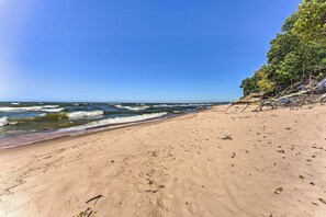 Beach - Douglas 'Whispering Winds' Cottage w/ Beach! (Douglas)