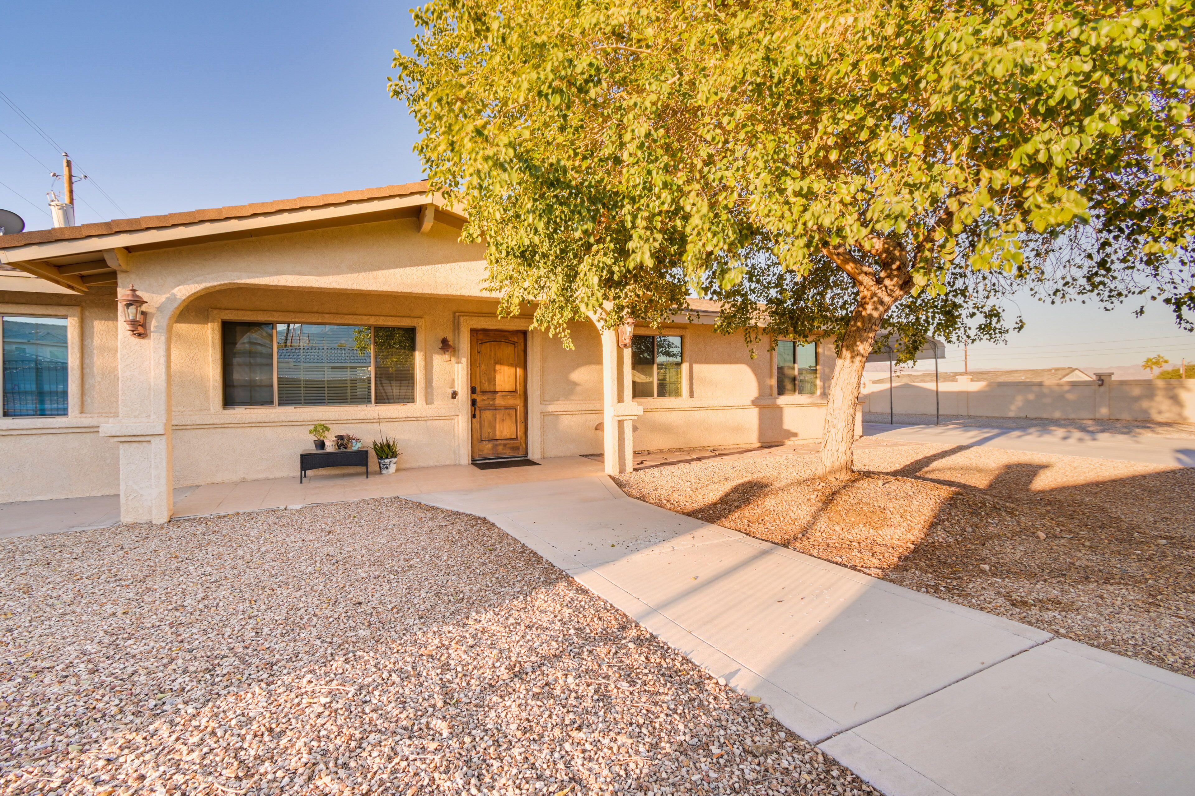 Sunny Lake Havasu Home w/ Hot Tub, 3 Mi to Beach!
