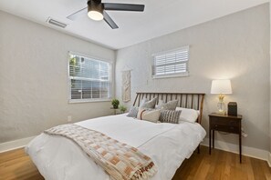 3 chambres, fer et planche à repasser, lit de bébé portatif