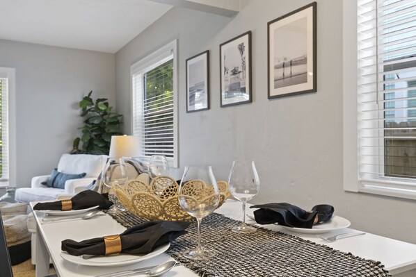 Dining - Paradise on Palmway 3/2 Cottage Walk to the Beach (Lake Worth Beach)