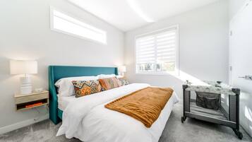 3 makuuhuonetta, työpöytä, silitysrauta/-lauta, vauvan matkasänky