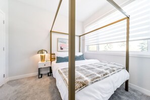 3 Schlafzimmer, Schreibtisch, Bügeleisen/Bügelbrett, Reisekinderbett