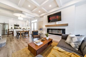 Smart-TV, Kamin, Bücher, Arbeitsbereiche