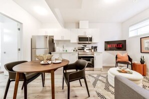 ثلاجة، ميكروويف، فرن، موقد طهي مسطح