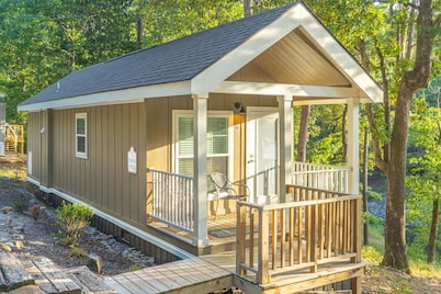 Dogwood Cottage at Safe Harbor Brady Mountain on Lake Ouachita!