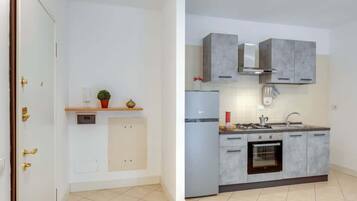 Fridge, oven, stovetop, coffee/tea maker