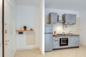 Fridge, oven, stovetop, coffee/tea maker - Il Broletto Apartment - Affitti Brevi Italia (Lecco)
