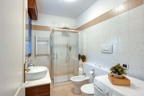 Shower, hair dryer, towels, toilet paper - Il Broletto Apartment - Affitti Brevi Italia (Lecco)