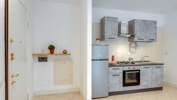 Fridge, oven, coffee/tea maker, electric kettle