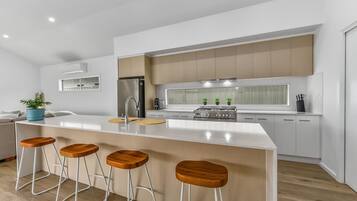 Frigorifero, microonde, forno, piano cottura