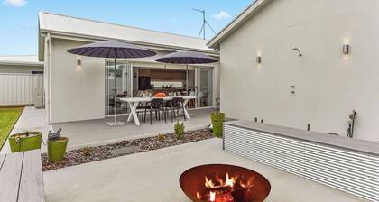 Bright & Easy - Pet Friendly Outside 7 Cobb n Co Way Robe