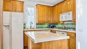 Fridge, microwave, oven, stovetop - SV112 Deluxe Spa Villa w/ Majestic Mountain Views (La Quinta)
