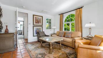 智能电视、壁炉、办公室