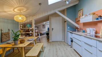 Een koelkast, een microgolfoven, een kookplaat