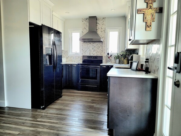 Fridge, microwave, oven, stovetop - Cityline suite Three miles to PC, RIC, BROWN, JWU, &RISD (North Providence)