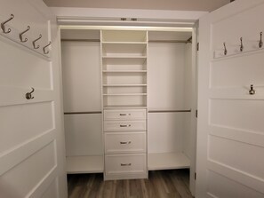 Interior - Cityline suite Three miles to PC, RIC, BROWN, JWU, &RISD (North Providence)