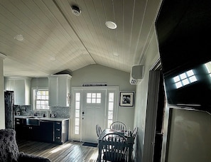 Interior - Cityline suite Three miles to PC, RIC, BROWN, JWU, &RISD (North Providence)