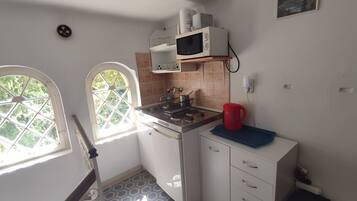 Fridge, microwave, stovetop, cookware/dishes/utensils