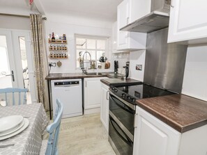 Cottage | Private kitchen | Fridge, dishwasher, electric kettle, toaster