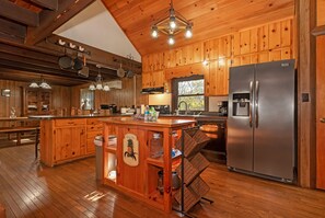 Kylskåp, mikrovågsugn, ugn och spishäll