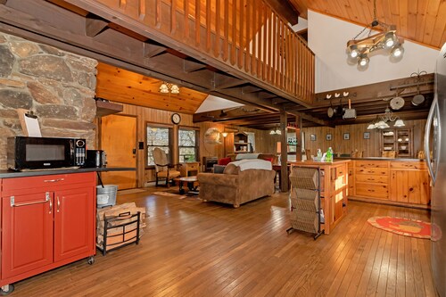 Mine Mountain Cabin, convenient location!! 4 bedrooms, real log cabin