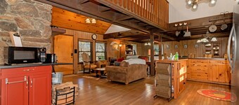 Mine Mountain Cabin, convenient location!! 4 bedrooms, real log cabin