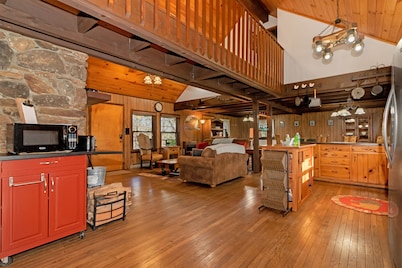 Mine Mountain Cabin, convenient location!! 4 bedrooms, real log cabin