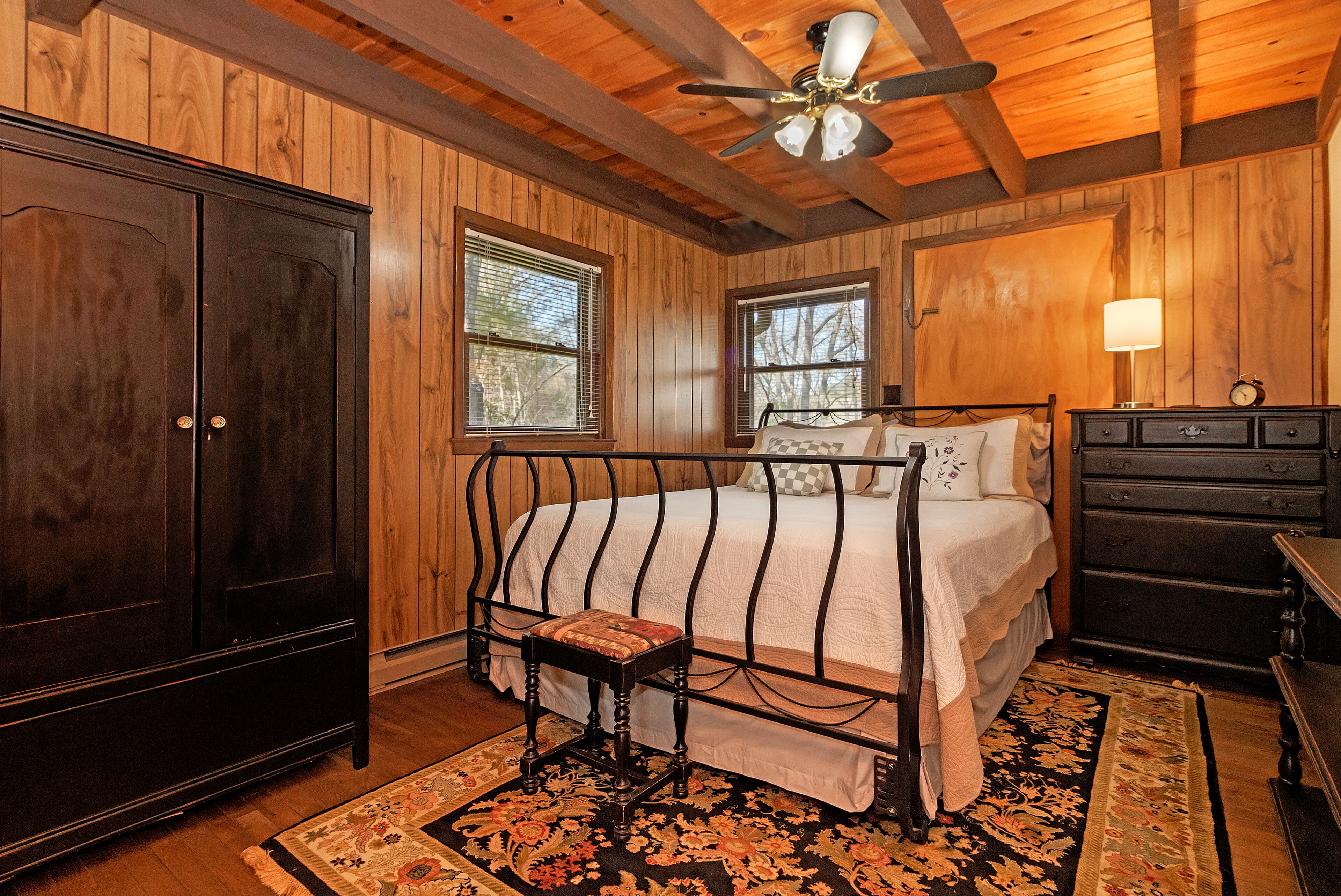 3 soverom, skrivebord, strykejern/-brett og wi-fi (inkludert)