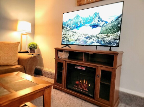 スマートテレビ、暖炉、書庫