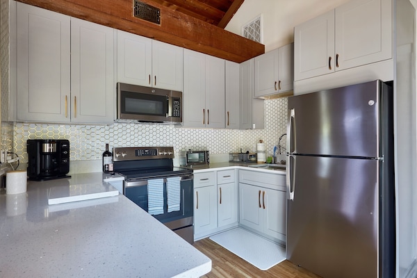 Een koelkast, een magnetron, een oven, een kookplaat