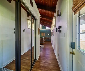 Interior - 2 Bdrm Treasure Coast Bungalow Near to the Beach (Fort Pierce)